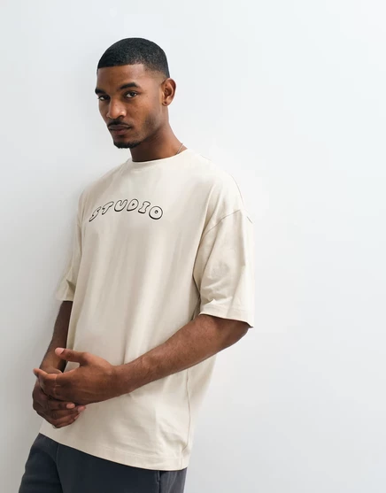 ДИЗАЙНЕРСКАЯ футболка оверсайз от ASOS с графикой Studio в серый дождливый день