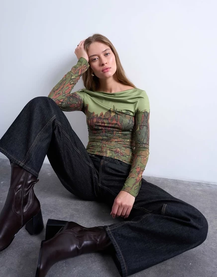 Топ из микрофибры с абстрактным принтом и вырезом лодочкой от Topshop зеленого цвета green print