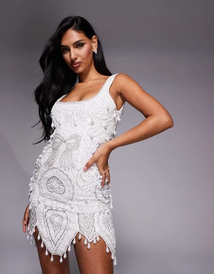 Роскошное мини-платье ASOS, инкрустированное драгоценными камнями, с жемчужными украшениями и фестончатым подолом белого цвета