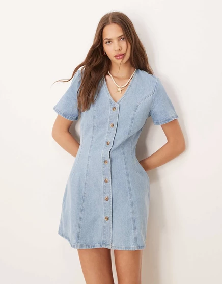 ДИЗАЙНЕРСКОЕ джинсовое мини-платье ASOS с зауженной талией и коротким рукавом светло-голубого цвета bleach