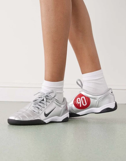 Кроссовки Nike T90 серебристого цвета 