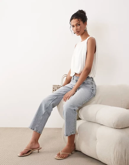 УДОБНЫЕ эластичные джинсы с прямыми штанинами на щиколотке ASOS DESIGN grazer от lightwash легкая стирка