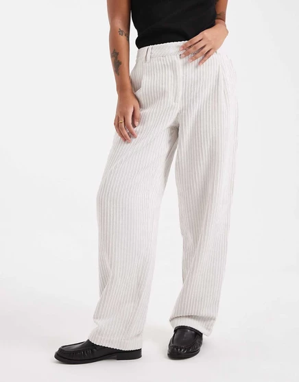 ДИЗАЙНЕРСКИЕ брюки ASOS Petite с узкими штанинами из кремового шнура cream