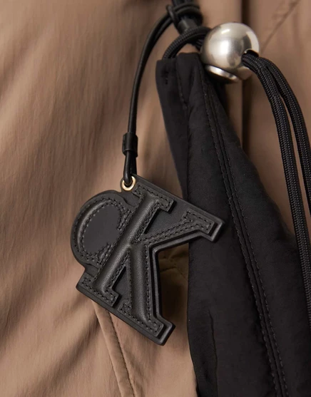 Черная очаровательная сумка Calvin Klein Jeans с монограммой и тиснением  black