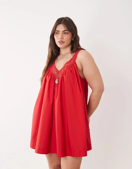 Мини-сарафан из поплина ASOS DESIGN Curve с v-образным вырезом и кружевной накладкой томатно-красного цвета