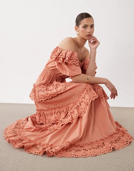 Женское макси-платье ASOS Design с открытыми плечами и вышивкой, персиковое