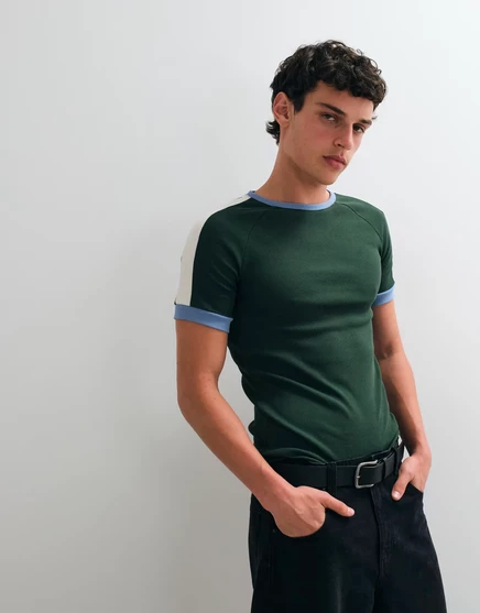 Футболка-реглан ringer от ASOS DESIGN muscle fit из темно-зеленого и синего трикотажа в рубчик с видом на горы