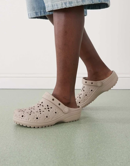 Классические сабо Crocs с цветочным вырезом темно-серого цвета