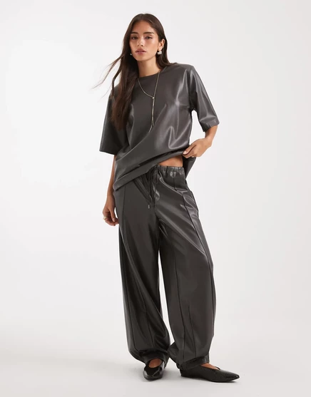 Дизайнерские брюки-бочкообразки ASOS из искусственной кожи серого цвета - часть комплекта gray