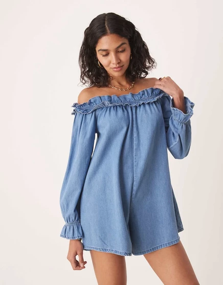 Мягкий джинсовый комбинезон ASOS DESIGN светло-голубой с открытыми плечами light mid wash