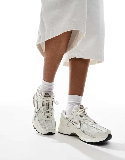 Кроссовки Nike Zoom Vomero 5 темно-белого и коричневого цветов cream