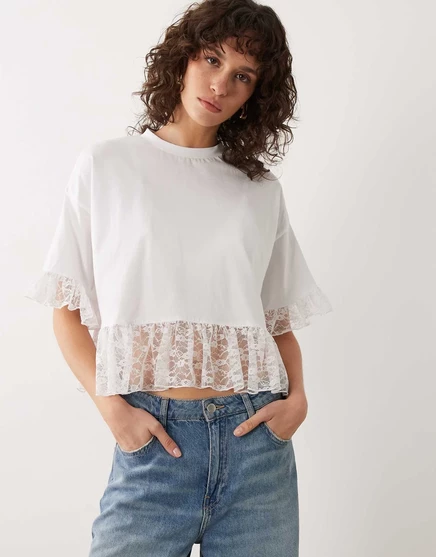 Футболка Miss Selfridge с кружевными оборками по низу белого цвета