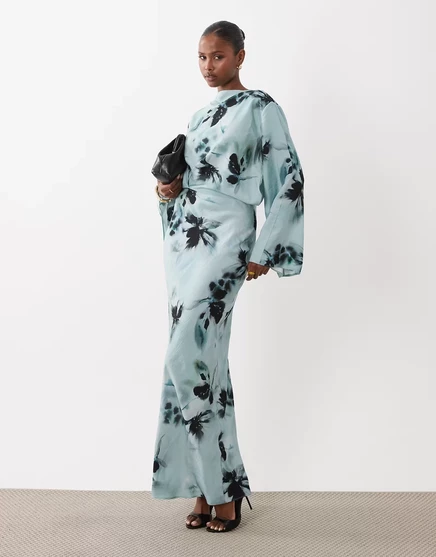 Женское макси-платье ASOS Design со сборкой на талии и расклешенными рукавами, синий цветочный принт