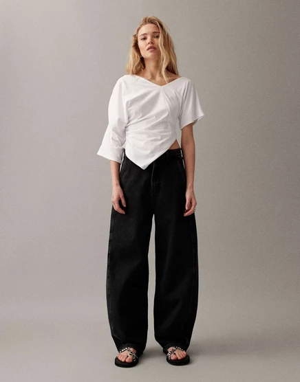 Джинсы ARKET Endive barrel fit плотного застиранного черного цвета  washed black