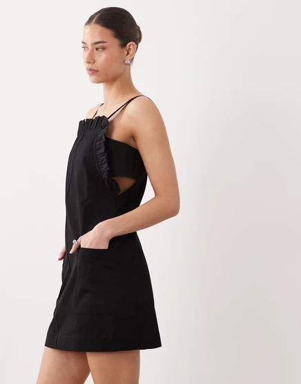 Женский мини-сарафан ASOS Design с карманами и рюшами, чёрный
