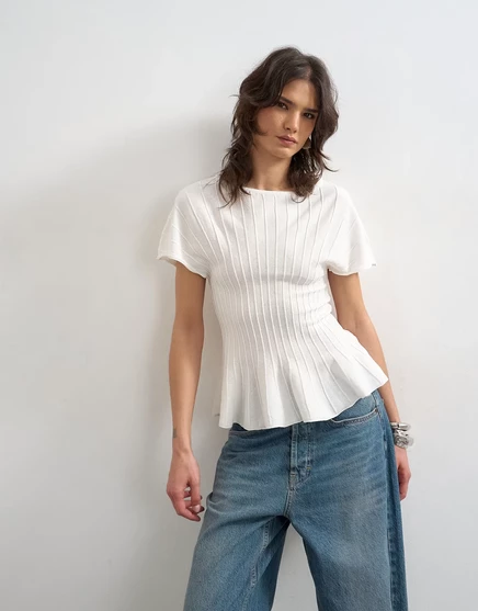 Топ с баской из трикотажа Topshop с коротким рукавом цвета слоновой кости ivory
