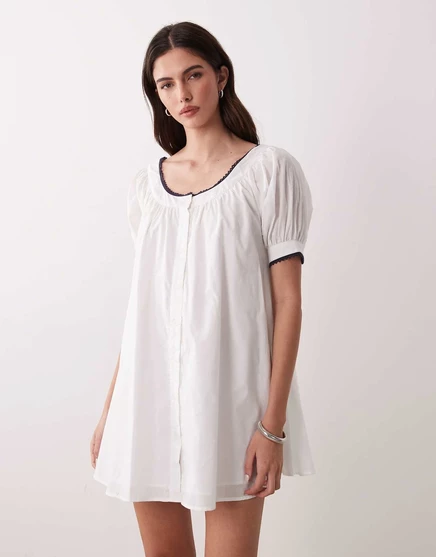 Женское мини-платье ASOS Design в стиле baby doll на пуговицах, белое