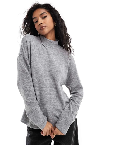 Трикотажный топ оверсайз от Vero Moda с высоким воротом светло-серого меланжевого цвета light gray