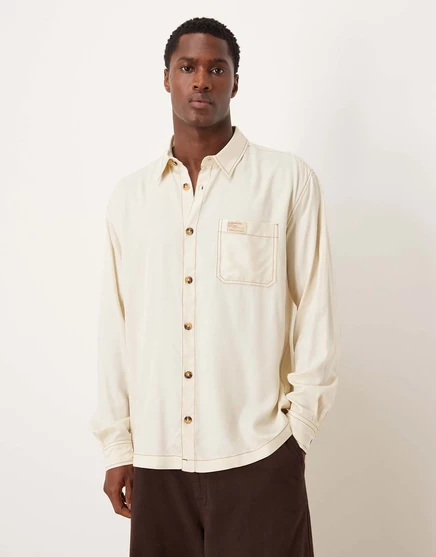 Непринужденная рубашка ASOS DESIGN кремового цвета с контрастной строчкой и значком cream