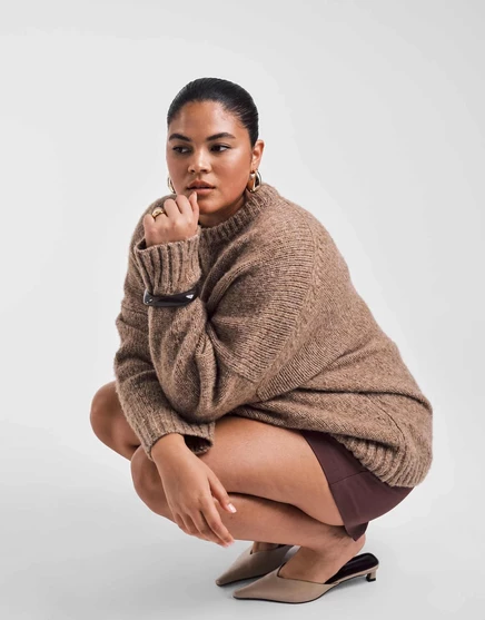 ДИЗАЙНЕРСКИЙ свитер ASOS DESIGN Curve оверсайз с круглым вырезом и закругленным низом цвета бисквита dark beige