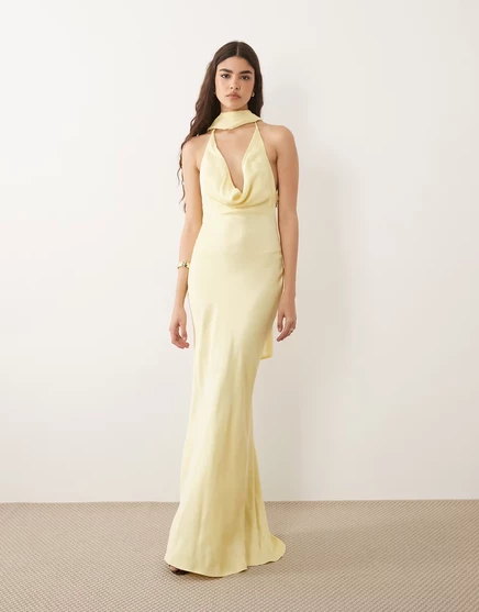 Женское атласное макси-платье ASOS Design с воротником-хомутом и шарфом, кремовое