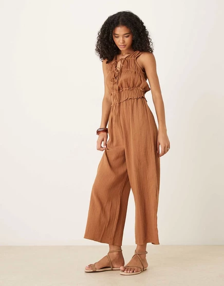 ДИЗАЙНЕРСКИЙ комбинезон ASOS из двойной ткани с присборенным бюстом верблюжьего цвета camel