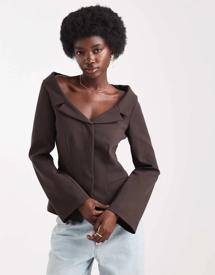 Приталенный блейзер с открытыми плечами от ASOS DESIGN шоколадного цвета chocolate