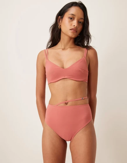 Роскошные купальники-бикини с высокой талией и поясом от Calvin Klein из розового пыльного кедра
