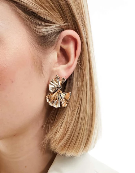 Серьги-подвески ASOS DESIGN с текстурированными листьями золотистого цвета gold