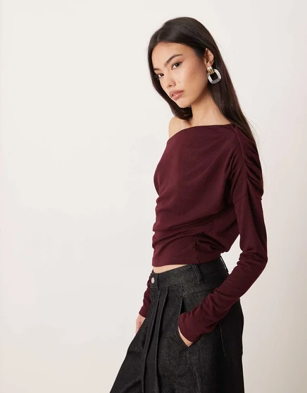 ДИЗАЙНЕРСКИЙ трикотажный топ ASOS с длинными рукавами и спадающими плечами в ягодном стиле berry