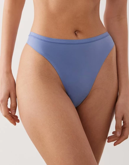 Идеально сидящие стринги Calvin Klein синего цвета
