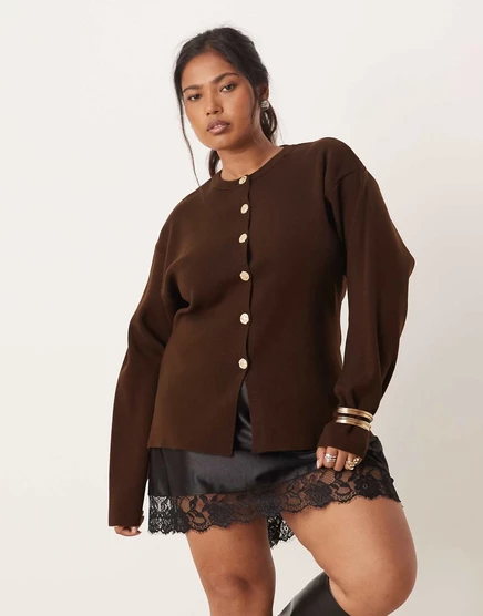 Вязаный кардиган ASOS DESIGN Curve с округлым вырезом горловины и золотистыми пуговицами шоколадного цвета chocolate