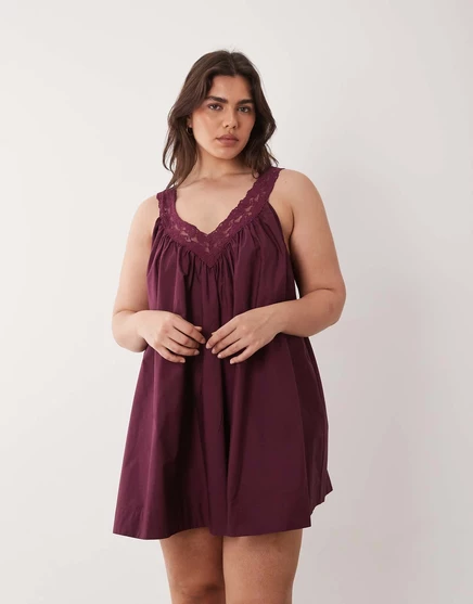 Мини-сарафан из поплина ASOS DESIGN Curve с v-образным вырезом и кружевной накладкой цвета сливового вина 