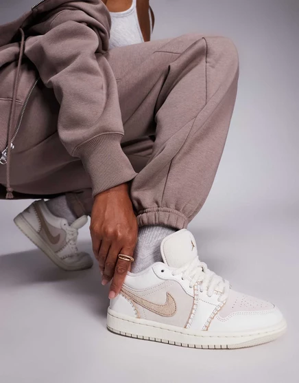 Кроссовки Nike Air Jordan 1 Low SE светло-коричневого цвета brown