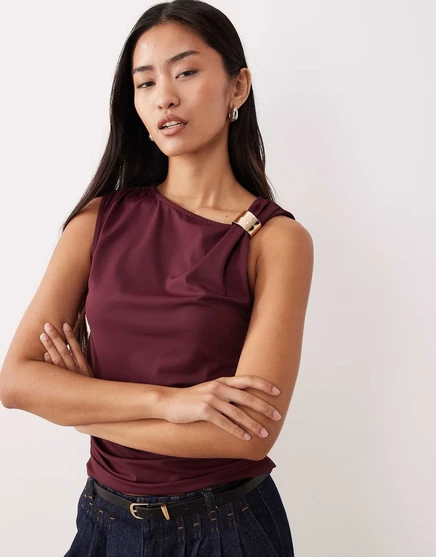 ДИЗАЙНЕРСКИЙ драпированный топ ASOS с вырезом лодочкой и металлической фурнитурой, показанный на рис fig