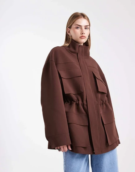 Дизайнерская куртка в стиле милитари с накладными карманами от ASOS шоколадного цвета