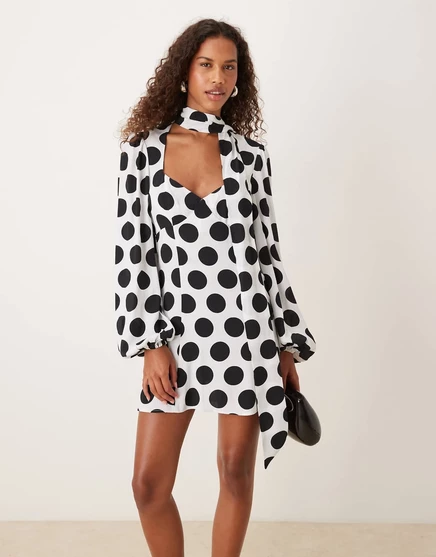 Дизайнерское мини-платье ASOS с рукавами-баллонами и шейным платком в монохромный горошек black and white spot