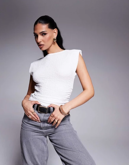МАЙКА ASOS DESIGN с текстурированными рюшами по бокам и подплечниками цвета слоновой кости ivory