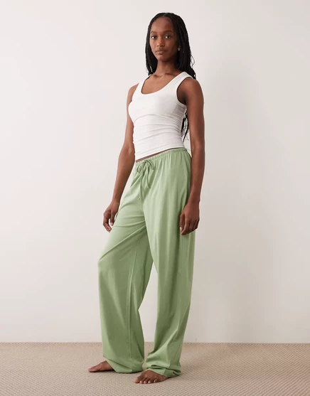 Пижамные брюки ASOS DESIGN Tall из смеси хлопка и спичек фисташкового цвета