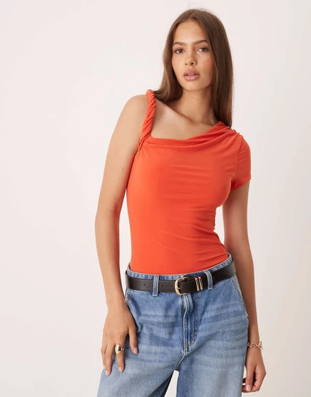 Боди с короткими рукавами и драпированным вырезом на плече от ASOS DESIGN оранжевого цвета orange