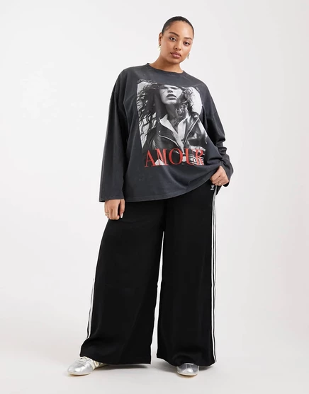 Футболка ASOS DESIGN Curve с длинным рукавом и рисунком из журнала amour, выполненным углем