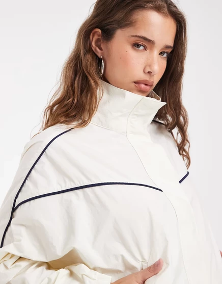Куртка-ветровка ASOS DESIGN performance из ткани с воронкообразным вырезом цвета экрю ecru