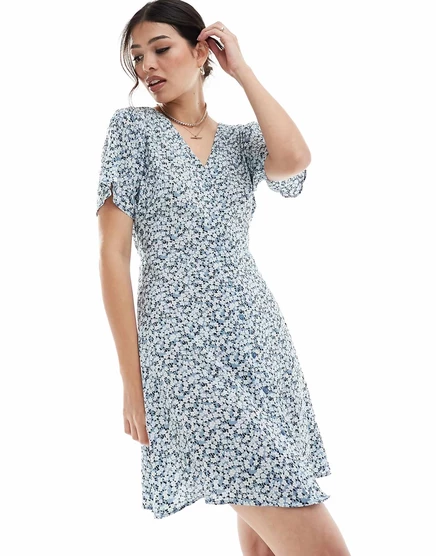 Синее мини-платье Only с v-образным вырезом и завязкой на талии blue floral