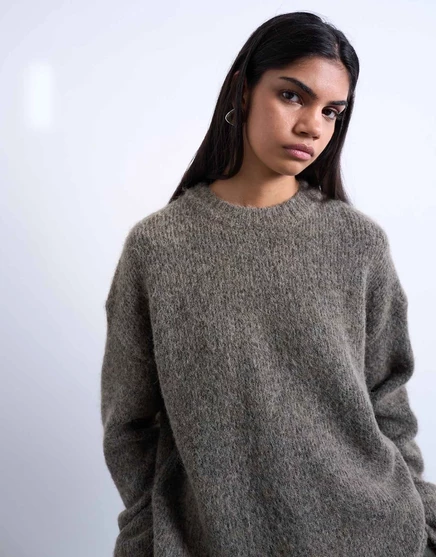 Вязаный от Topshop квадратный пушистый свитер с круглым вырезом коричневого цвета brown