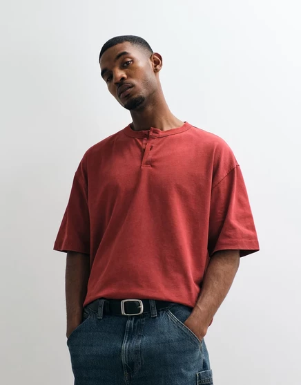 ДИЗАЙНЕРСКАЯ футболка henley свободного кроя от ASOS в стиле хэвивейт оверсайз бордового цвета с отделкой из розового дерева