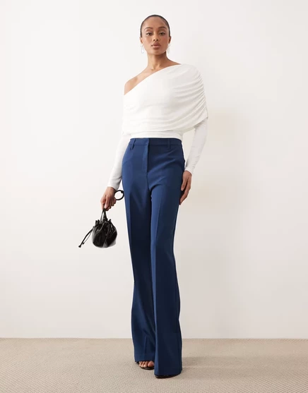 Высокие брюки-клеш ASOS DESIGN темно-синего цвета, сшитые на заказ