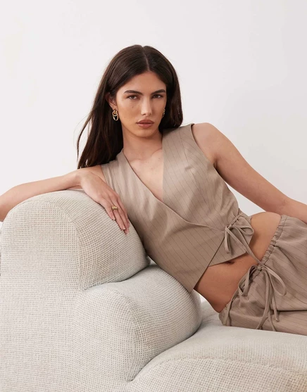 Сшитый на заказ жилет с запахом Miss Selfridge в нейтральную полоску - часть комплекта в нейтральную полоску