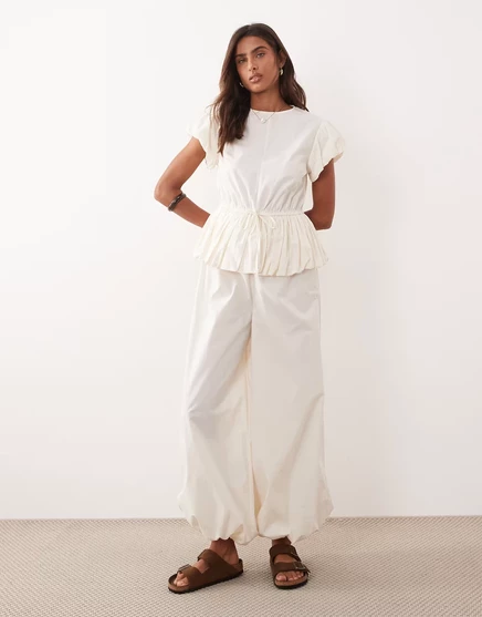 Женский комбинезон asos design с баской, кремовый
