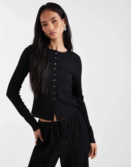 ДИЗАЙН ASOS сочетает в себе текстурированный топ черного цвета с длинными рукавами и пуговицами black