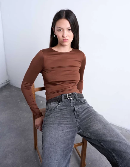 Облегающий топ с круглым вырезом и длинными рукавами от Topshop коричневого цвета brown